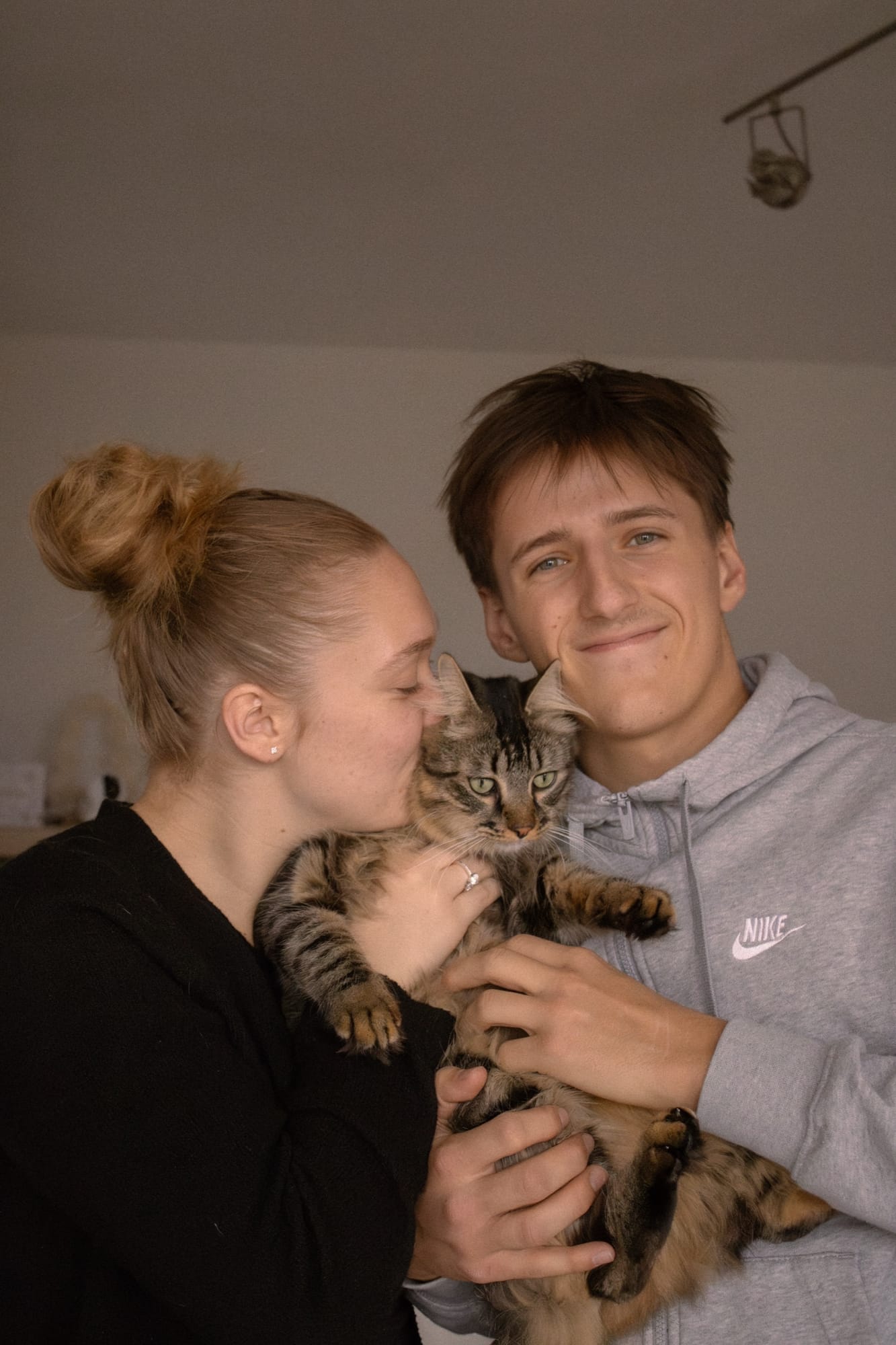 Séance couple avec leur chat, photographie couple par Emma Bortot, photo 8